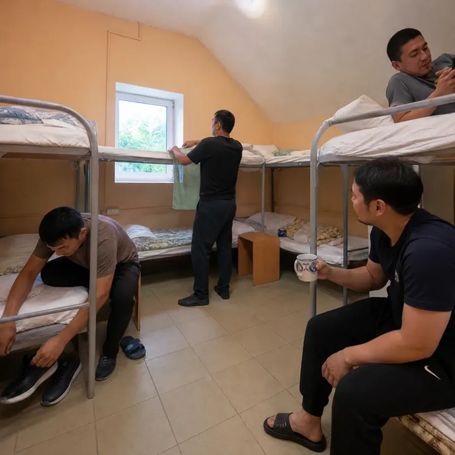 Рабочие в комнате хостела